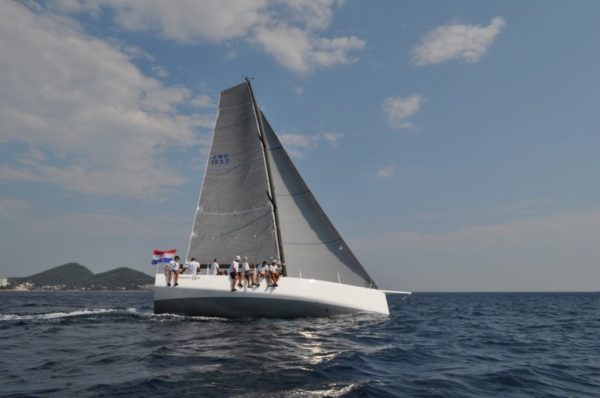 Building a composite racer in six months with marine epoxy: photo report