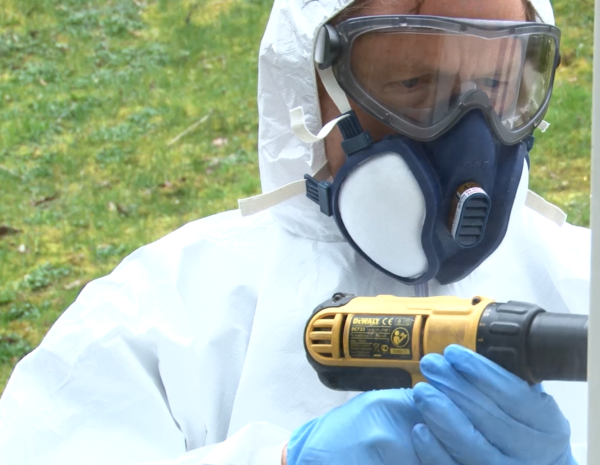 Safety first when using epoxy resin: gloves and goggles