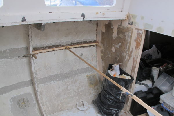 How to fix battens with epoxy (on a ferro hull)