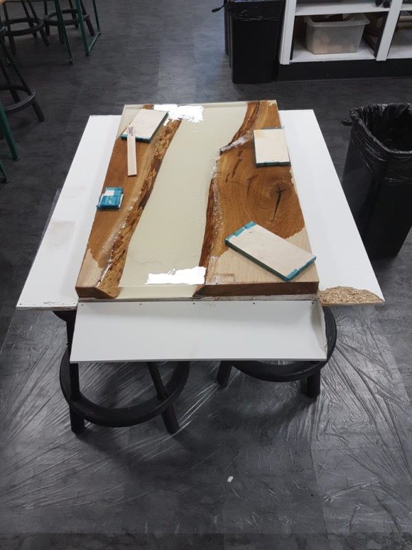 The layers in the epoxy resin merge seamlessly