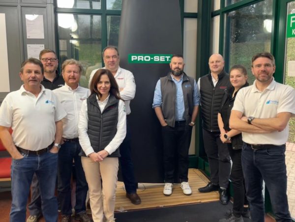 Team photo in front of the PRO-SET logo